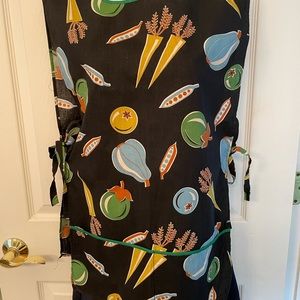 Vintage sleeveless apron smock w/ stunning vegetable fabric